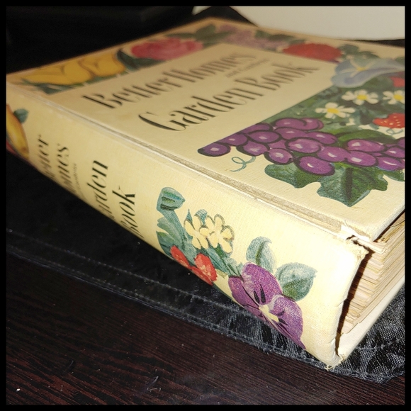 1951 Better Homes and Garden Garden Book - Picture 4 of 16